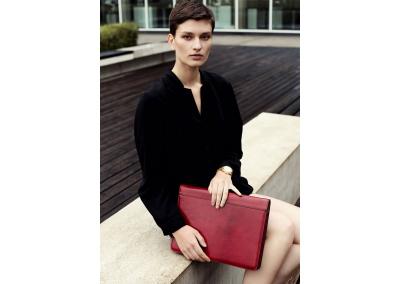 moteriska Odinis dokumentu bloknotu nesiojamo kompiuterio macbook air popieriu A4    plancetes deklas papke imaute is naturalios odos gaminai kaledines gimtadienio jubiliejaus prabangios brangios verslo partneriams dovanos mamai zmonai sesei