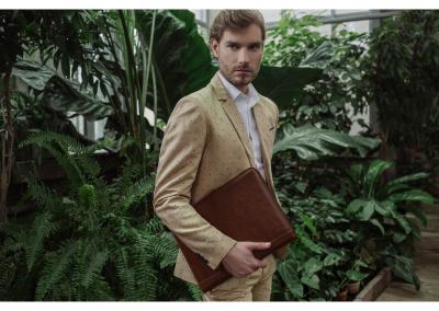 Odinis dokumentu bloknotu nesiojamo kompiuterio macbook air popieriu A4    plancetes deklas papke imaute is naturalios odos gaminai kaledines gimtadienio jubiliejaus prabangios brangios verslo partneriams dovanos vyrui vyrams teciui sunui 3