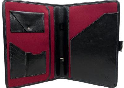 folde raudon Odinis dokumentu bloknotu nesiojamo kompiuterio macbook air popieriu A4 plancetes deklas papke imaute is naturalios odos gaminai kaledines gimtadienio jubiliejaus prabangios brangios verslo partneriams dovanos vyrui vyrams teciui sunui 15