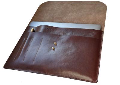 odinis kompiuterio deklas imaute aplankas is naturalios odos pagamintas pagal mano ismatavimus dovana vyrui prabangi ranku darbo macbook air pro laptopo nesiojamo kompiuterio deklas IMG 7841