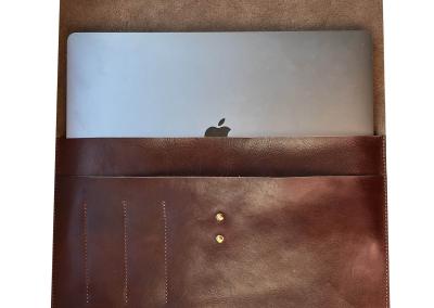 odinis kompiuterio deklas imaute aplankas is naturalios odos pagamintas pagal mano ismatavimus dovana vyrui prabangi ranku darbo macbook air pro laptopo nesiojamo kompiuterio deklas IMG 7837