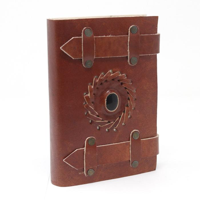Odinė užrašinė su juoduoju oniksu ir dirželiu, 15×10 cm – linijomis