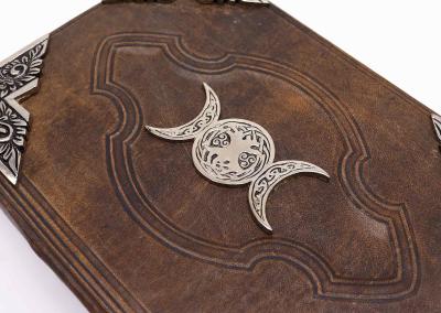 Odinė užrašinė – Hefty Brown Tan Book - Zinc Triple Moon Decor - 26x18cm