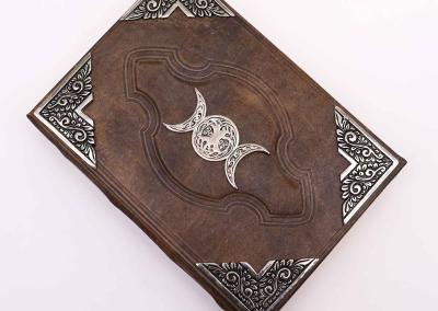 Odinė užrašinė – Hefty Brown Tan Book - Zinc Triple Moon Decor - 26x18cm