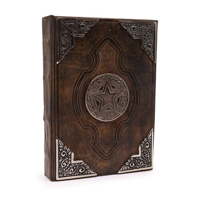 Odinė užrašinė su pentagono reljefu 26×18 cm – ruda, tuščiais baltais lapais