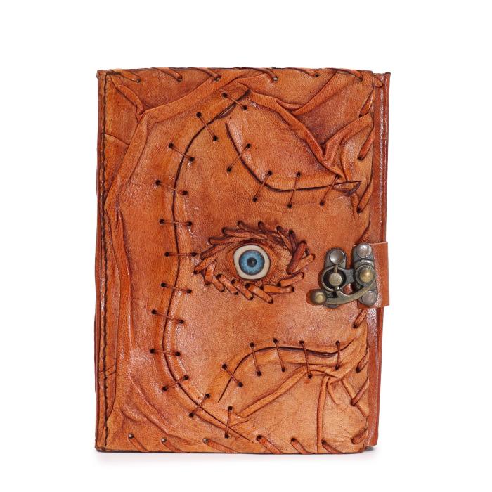 Šviesiai ruda odinė užrašinė su akies simboliu, metaline sagtimi, 17 × 12,5 × 3 cm – tuščiais baltais lapais