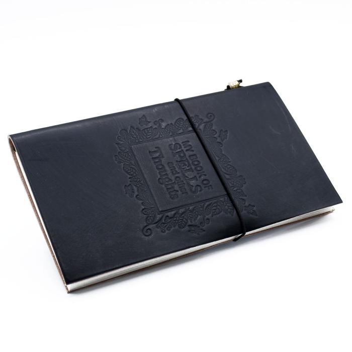 Rankų darbo odinė užrašinė „My Book of Spells and Other Thoughts“, juoda